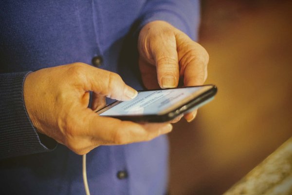 Comment les applications de messagerie peuvent faciliter la vie quotidienne des seniors ?