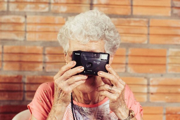 Comment reconnaître et éviter les arnaques en ligne ciblant les seniors ?